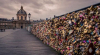 Lacătele iubirii, instalate de îndrăgostiţi pe celebrul Pont des Arts din Paris, vândute la licitaţie