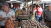 Cartofi cu SURPRIZE! Ce a descoperit o femeie în punga cu legume cumpărate de la piaţa din Nisporeni (VIDEO)