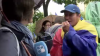 NO COMMENT: Un participant la protestul opoziţiei mănâncă ace de brad pentru a nu i se simţi mirosul de alcool din gură (VIDEO HILAR)