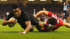 Meci rugby într-unul de fotbal! Un fotbalist a doborât la pământ un adversar cu un procedeu din rugby