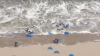 Tsunami în Olanda. Un VAL URIAȘ a spălat plaja și a speriat turiștii (VIDEO)