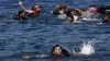 34 de migranţi, salvaţi din Marea Mediterană, după ce ambarcaţiunea în care se aflau A LUAT FOC şi a naufragiat