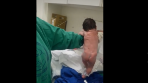 Imagini incredibile. A făcut primii pași la doar câteva momente după ce s-a născut! Medicii au rămas ȘOCAȚI (VIDEO)