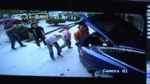 O maşină Tesla a fost făcută praf după ce şoferiţa a încurcat pedalele şi a ajuns într-un magazin (VIDEO)