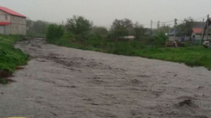 INUNDAŢII LA PUHOI! Oamenii, îndemnaţi să nu iasă din case (VIDEO)