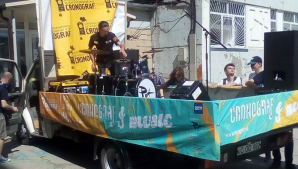 INEDIT! Au invitat oamenii la festivalul Cronograf, colindând Chișinăul într-un camion
