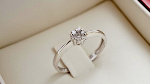 Hong Kong: Mai multe bijuterii cu diamante rare vor fi scoase la o licitație