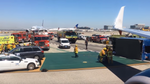 ACCIDENT pe aeroport. Un avion s-a lovit cu un camion de alimentare: Cel puțin opt oameni răniți (VIDEO)