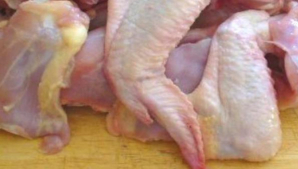 REVOLTĂTOR! Pui expirat din 2011, pus la vânzare (VIDEO)