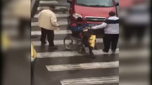 Ai grijă pe cine ajuți. CUM ÎNȘELA un cerșetor trecătorii care îi dădeau bani (VIDEO)