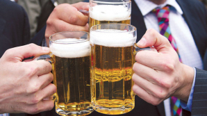 Alcoolul face minuni în comunicare. Cum ajută băutura să dezlege limbile oamenilor