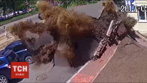 NO COMMENT! Momentul în care o ţeavă cu apă caldă EXPLODEAZĂ în Kiev (VIDEO)
