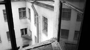 CRIMĂ ORIBILĂ în Ucraina. O mamă şi-a sugrumat fiica, apoi a aruncat-o de la etajul nouă