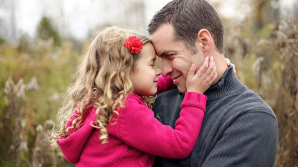 SONDAJ: Bărbații se implică mai mult ca oricând în creșterea copiilor