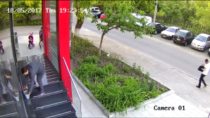 RUŞINOS! Două mămici cu copii FURĂ ghivece cu flori în ziua în amiaza mare (VIDEO)