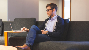 Te uiţi la filme pentru adulţi? MESAJUL care îţi blochează calculatorul până nu plăteşti amendă (FOTO)