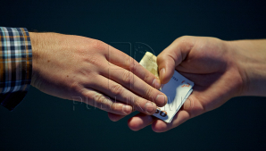 Un bărbat, reţinut de ofiţerii SPIA. Ce i-a promis unui cetăţean de la care a cerut 700 de euro