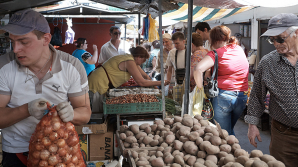 Cartofi cu SURPRIZE! Ce a descoperit o femeie în punga cu legume cumpărate de la piaţa din Nisporeni (VIDEO)
