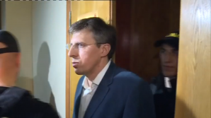 Momentul în care Dorin Chitoacă a ieșit din birou, escortat de polițiști (FOTO/VIDEO)