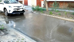 Ţeavă spartă pe strada Gh. Alexandrescu din Capitală. S-a format un adevărat lac în zonă (VIDEO)