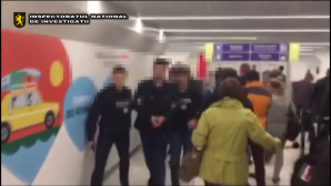 Le promiteau salarii de 4.000 de dolari lunar! Trei proxeneţi, reţinuţi