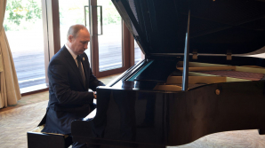 (VIDEO) Vladimir Putin cântă la pian cântece din perioada sovietică