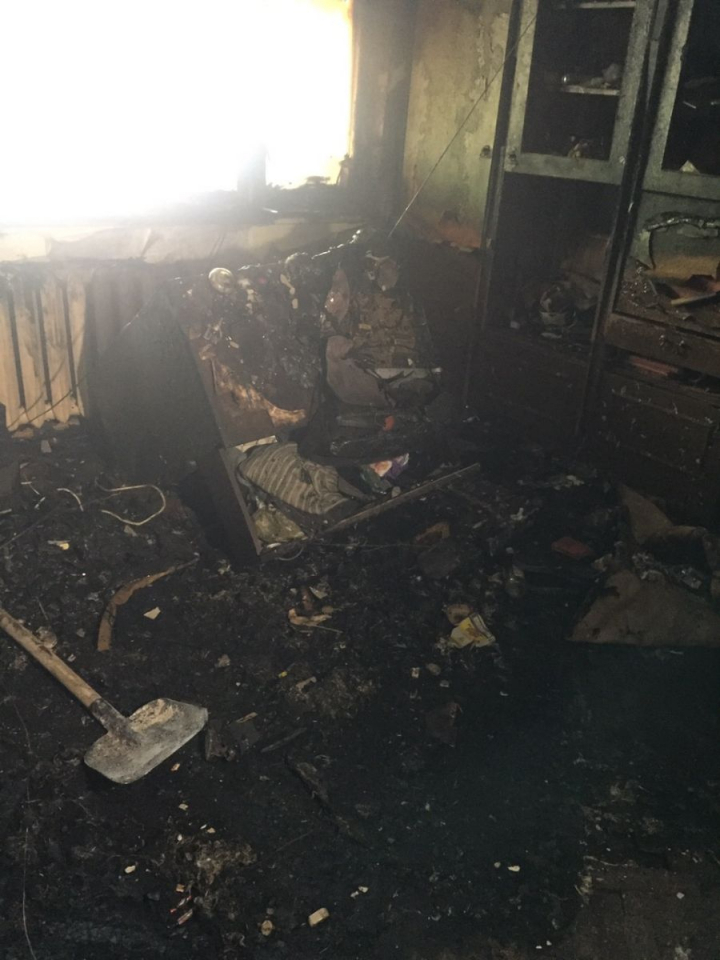 INCENDIU în Capitală: Un apartament din sectorul Botanica, cuprins de flăcări (FOTO)