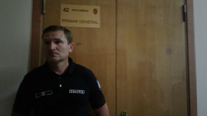 PERCHEZIȚII în biroul lui DORIN CHIRTOACĂ. PRIMARUL, escortat la domiciliu. Doi consilieri municipali și secretarul CMC, REŢINUŢI de ofițerii CNA 