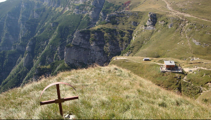 O femeie a fost grav rănită după ce a căzut într-o PRĂPASTIE