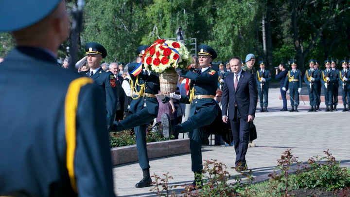 Ziua Victoriei şi a Europei a început cu depuneri de flori la complexul Memorial "Eternitate" (FOTO)