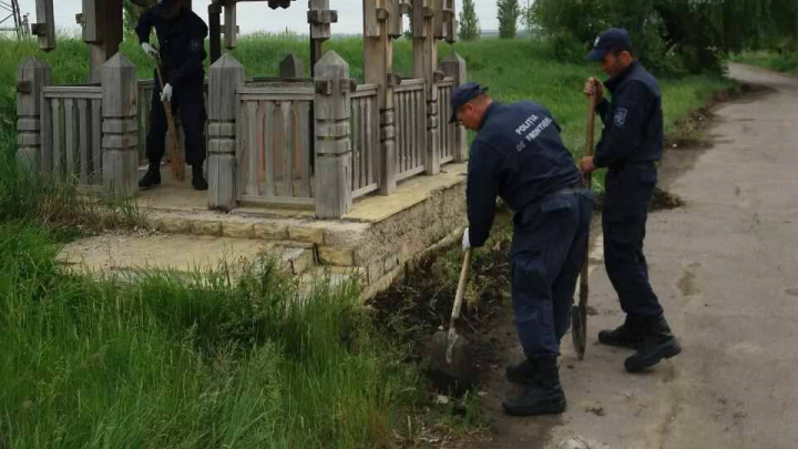 Polițiștii de frontieră se implică activ în salubrizarea locurilor publice (FOTO)