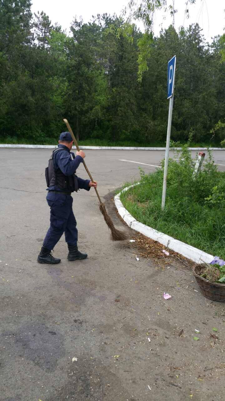 Polițiștii de frontieră se implică activ în salubrizarea locurilor publice (FOTO)