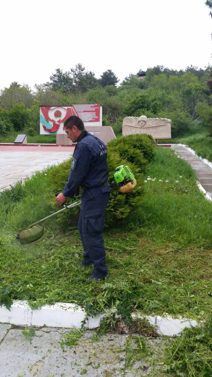 Polițiștii de frontieră se implică activ în salubrizarea locurilor publice (FOTO)