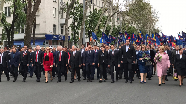 25.000 de oameni la marşul organizat de PDM de Ziua Victoriei şi Ziua Europei (FOTO)