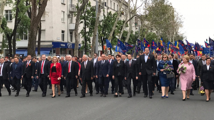 25.000 de oameni la marşul organizat de PDM de Ziua Victoriei şi Ziua Europei (FOTO)