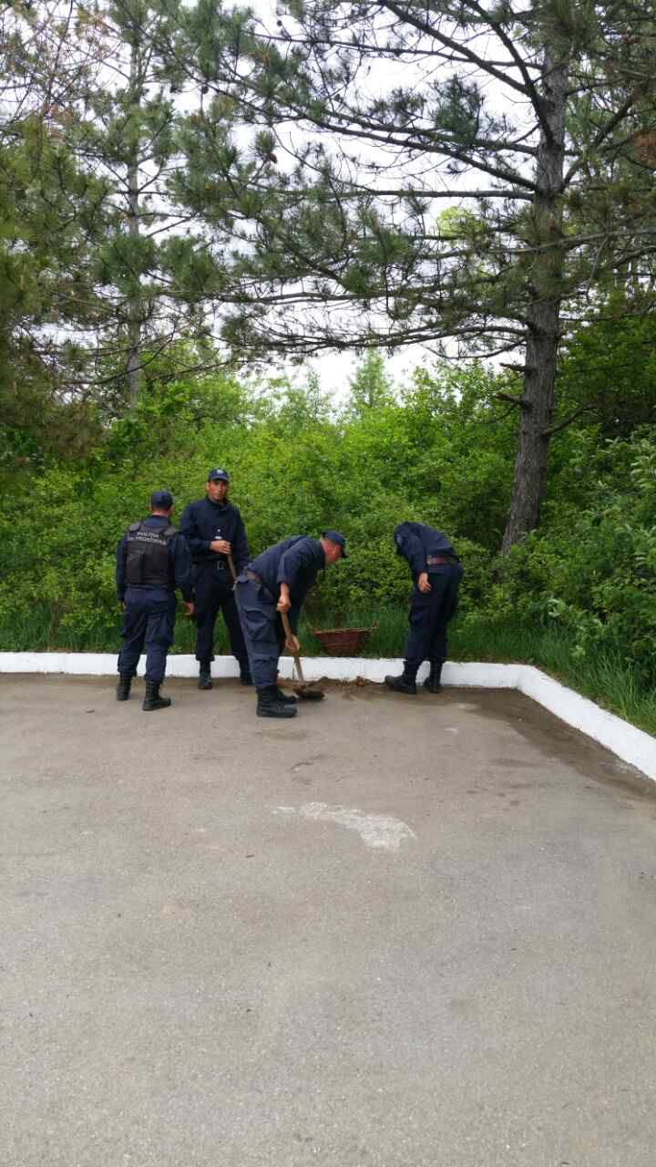 Polițiștii de frontieră se implică activ în salubrizarea locurilor publice (FOTO)