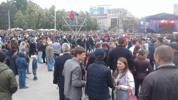 CONCERT GRANDIOS în PMAN de Ziua Victoriei şi Ziua Europei. 50.000 de oameni, prezenţi la eveniment (FOTO/LIVE VIDEO)