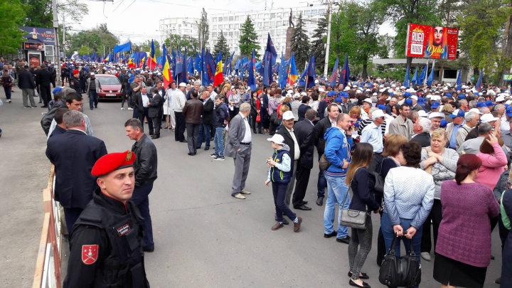 25.000 de oameni la marşul organizat de PDM de Ziua Victoriei şi Ziua Europei (FOTO)