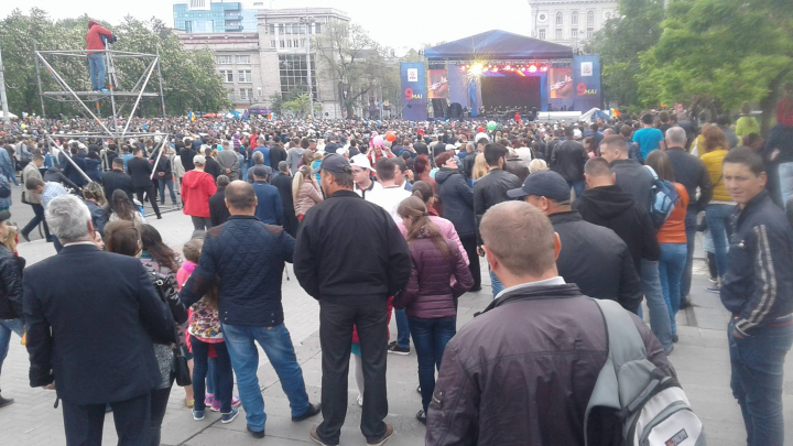 CONCERT GRANDIOS în PMAN de Ziua Victoriei şi Ziua Europei. 50.000 de oameni, prezenţi la eveniment (FOTO/LIVE VIDEO)