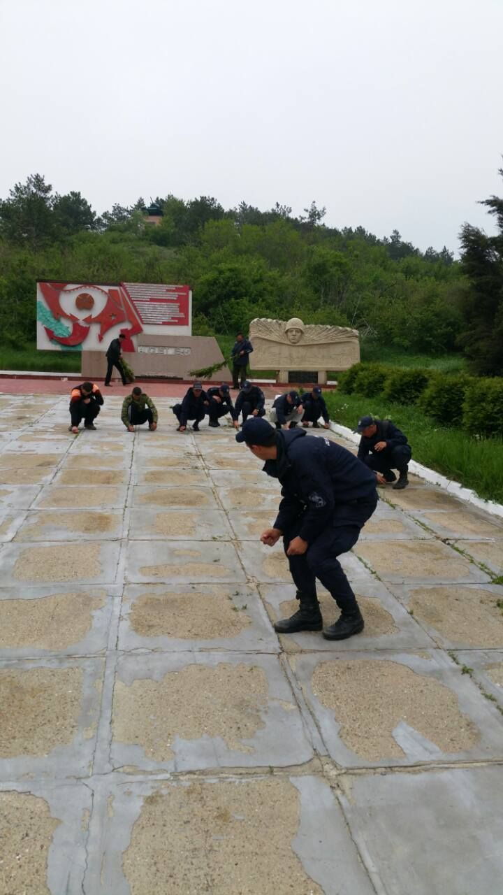 Polițiștii de frontieră se implică activ în salubrizarea locurilor publice (FOTO)