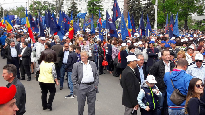 25.000 de oameni la marşul organizat de PDM de Ziua Victoriei şi Ziua Europei (FOTO)