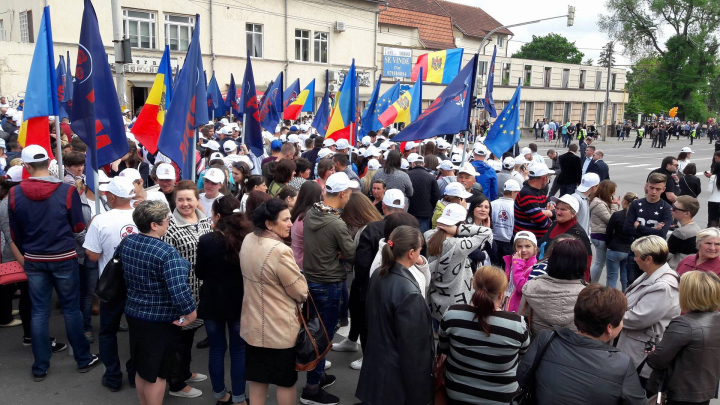 25.000 de oameni la marşul organizat de PDM de Ziua Victoriei şi Ziua Europei (FOTO)