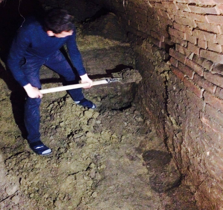 DESCOPERIRE IMPRESIONANTĂ la Cahul. A fost găsit un tunel ce datează de la sfârşitul sec. al XIX-lea (FOTO)