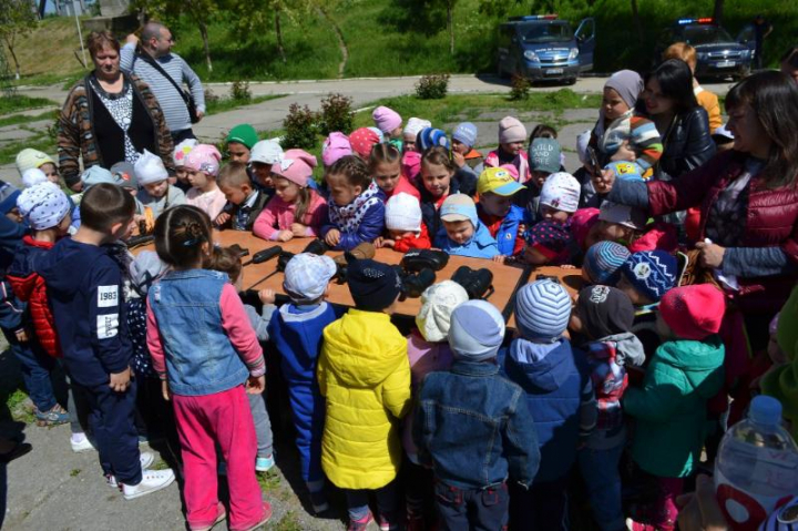 Zeci de copii din Ungheni au petrecut câteva ore la frontieră. Cei mici au testat dispozitivele din dotare (GALERIE FOTO)