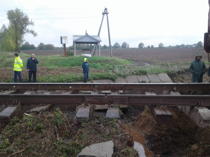 Calea ferată SURPATĂ, drumuri blocate. DEZASTRUL produs de ploile torențiale în centrul țării