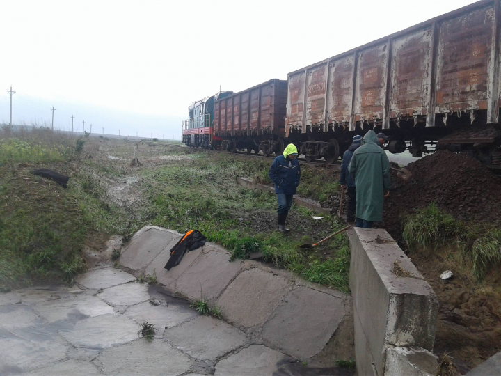 Calea ferată SURPATĂ, drumuri blocate. DEZASTRUL produs de ploile torențiale în centrul țării