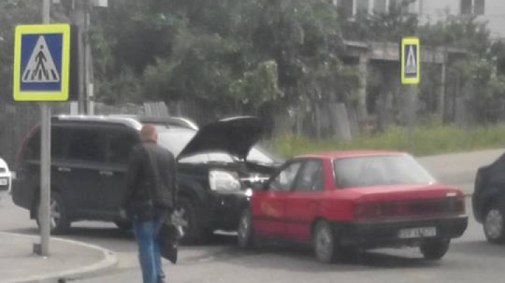 ACCIDENT GRAV în Capitală! Unsprezece persoane, rănite după ce un MICROBUZ cu pasageri s-a ciocnit cu două mașini (GALERIE FOTO)