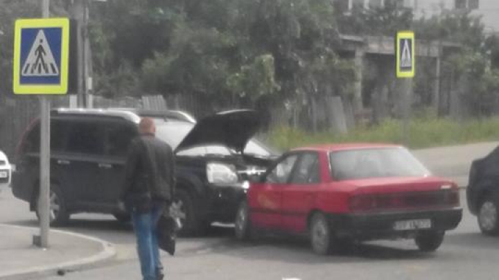 "AM VĂZUT MOARTEA!". Accidentul în care a fost implicat un microbuz cu pasageri, surprins de camerele de supraveghere (VIDEO)