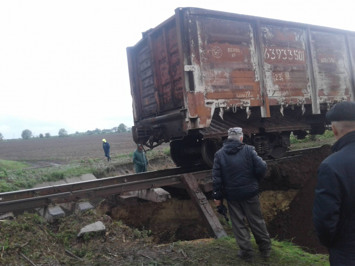 Calea ferată SURPATĂ, drumuri blocate. DEZASTRUL produs de ploile torențiale în centrul țării