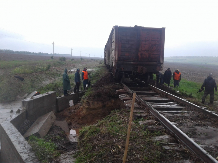 Calea ferată SURPATĂ, drumuri blocate. DEZASTRUL produs de ploile torențiale în centrul țării